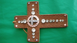saddle crosses